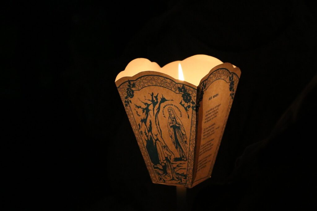 Ave Maria — procissão de velas em Lourdes honrando Nossa Senhora — oração mariana católica — Mensagem do Papa