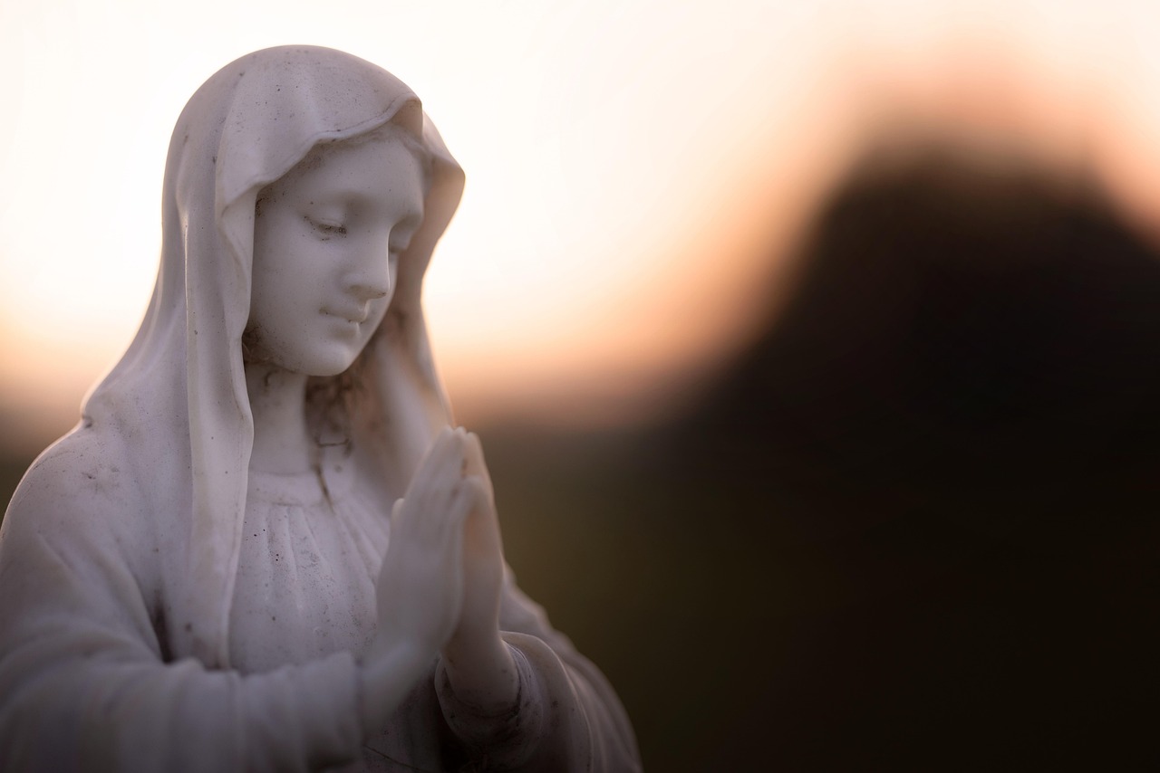 Estátua da Virgem Maria com manto e coroa — Ave Maria cheia de graça — oração mariana — Mensagem do Papa