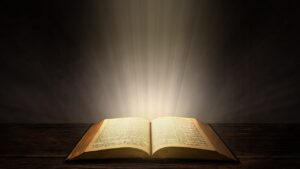 Bíblia com luz de Jesus — fé cristã e palavra de Deus