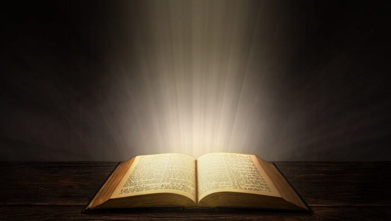 Bíblia com luz de Jesus — fé cristã e palavra de Deus