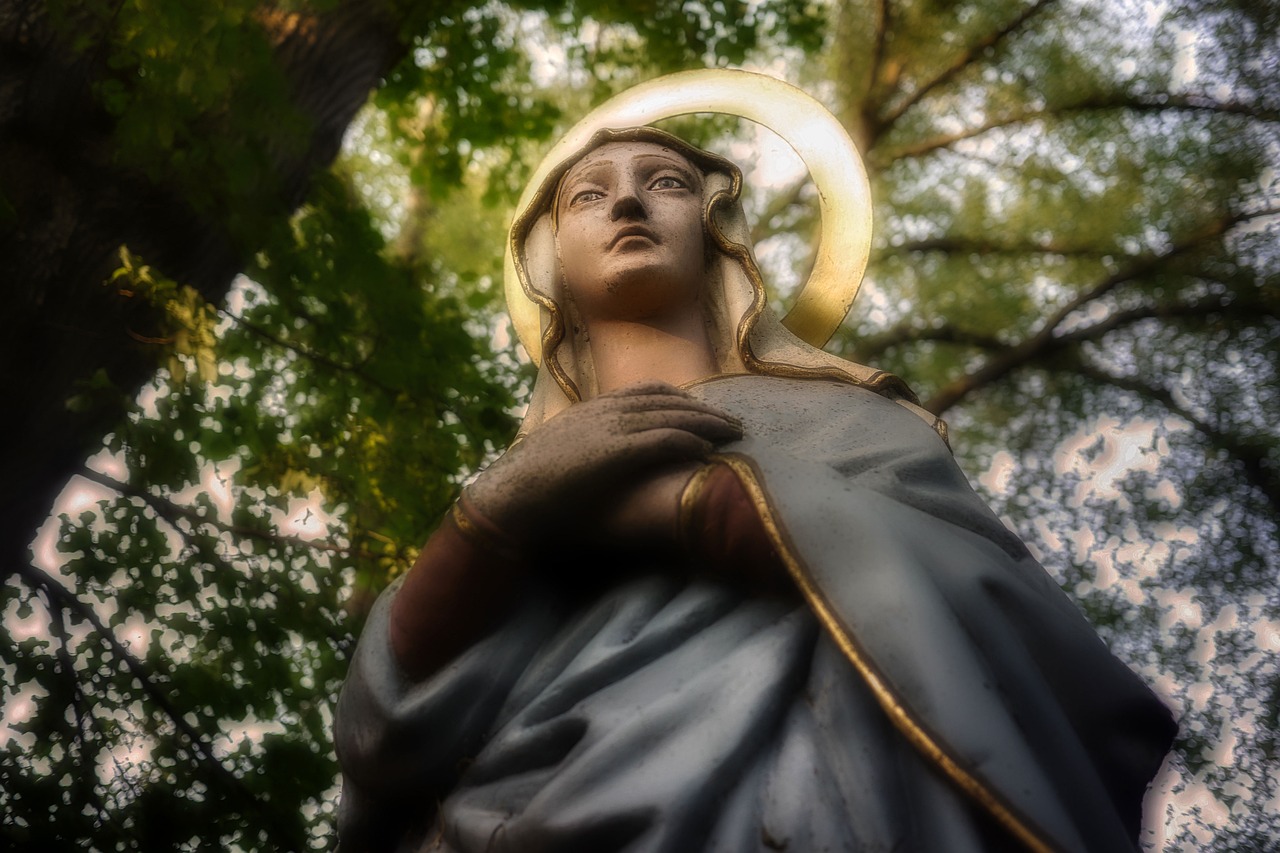 Estátua de Nossa Senhora com manto branco — virgem maria rainha — novena aparecida — Mensagem do Papa