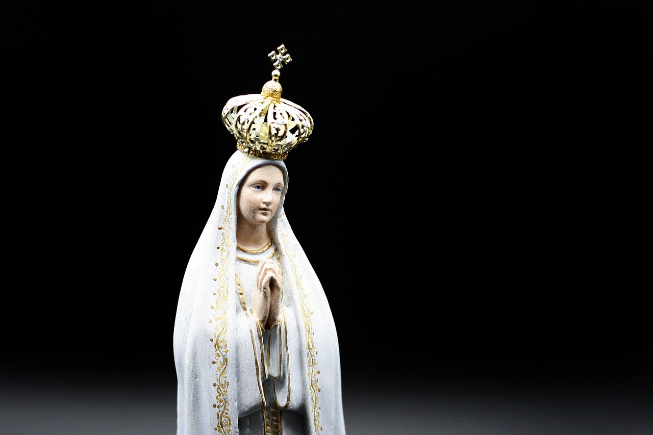 Estátua de Nossa Senhora de Fátima com rosário — devoção mariana e novena — Mensagem do Papa