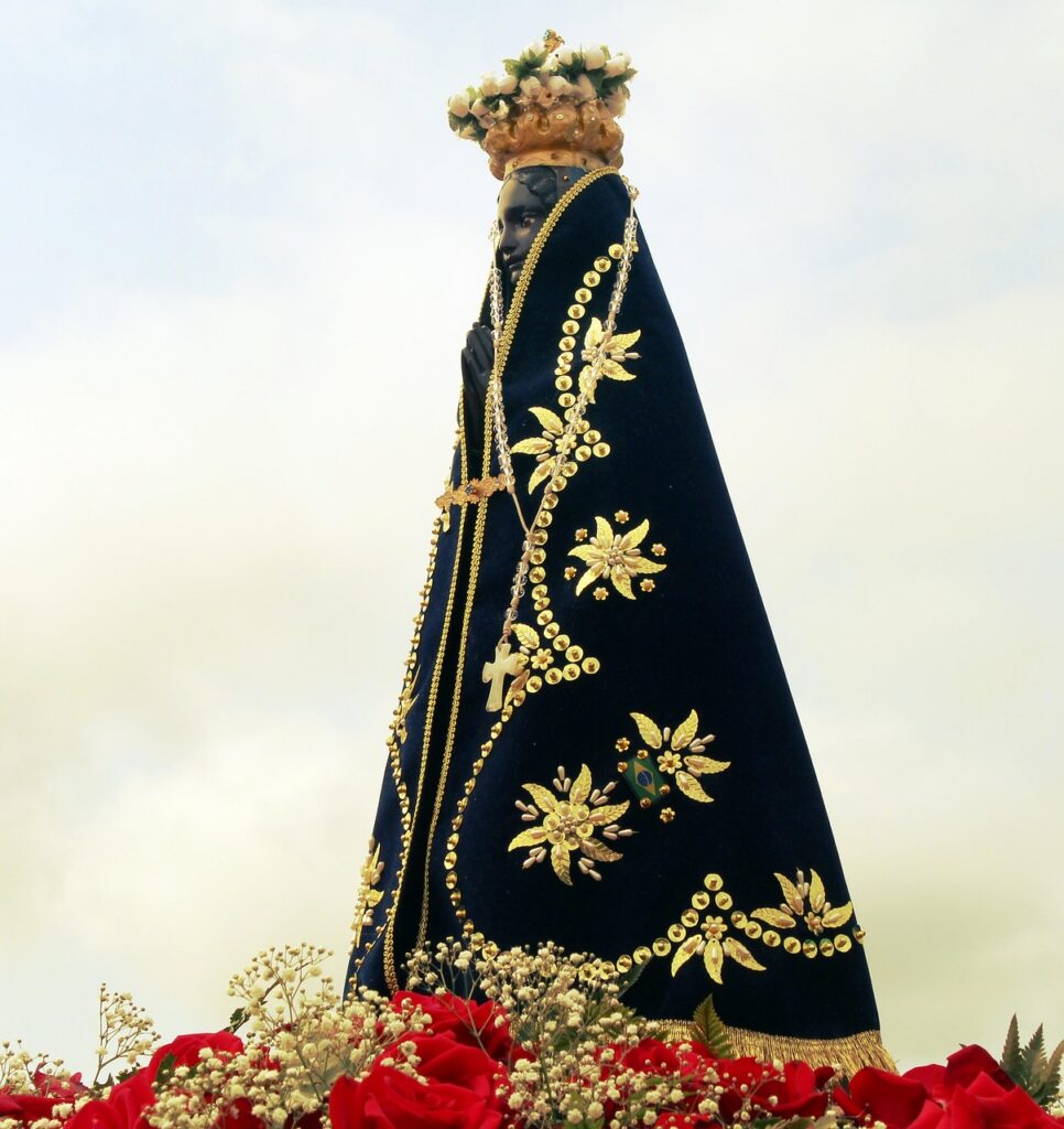 Nossa Senhora Aparecida — imagem da padroeira do Brasil com manto negro e coroa — Mensagem do Papa