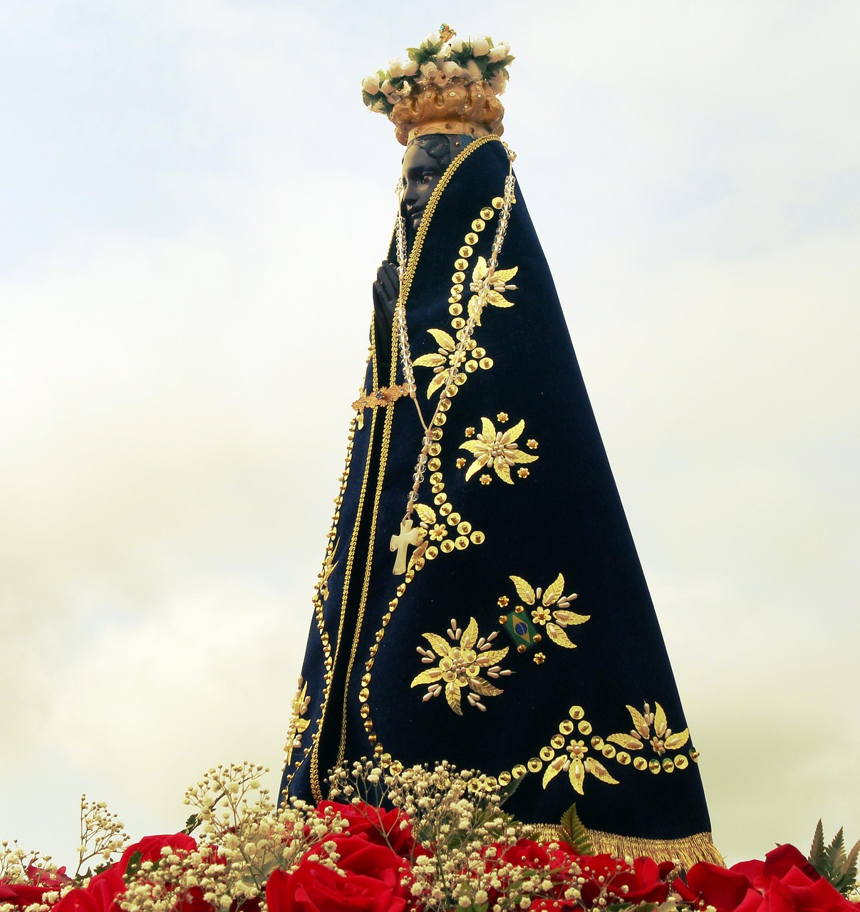 Nossa Senhora Aparecida — imagem da padroeira do Brasil com manto negro e coroa — Mensagem do Papa