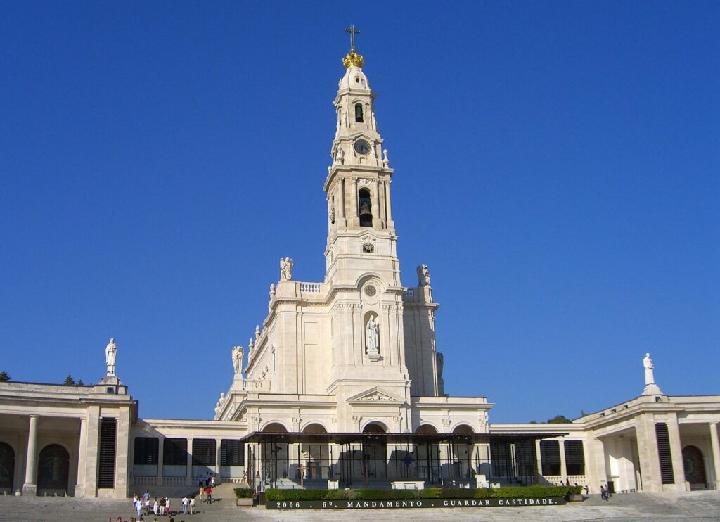 Santuário de Fátima Portugal — basílica e esplanada onde Nossa Senhora apareceu em 1917 — Mensagem do Papa