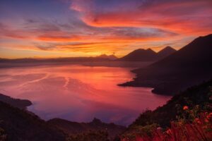 Oração da manhã — nascer do sol sobre lago com paz e espiritualidade — começando o dia com Deus — Mensagem do Papa