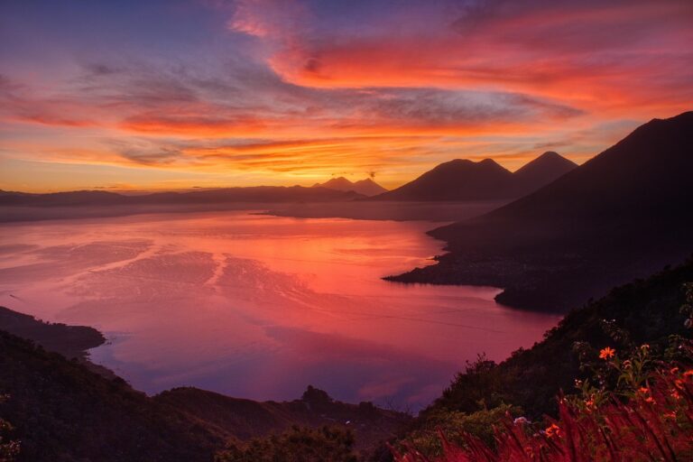 Oração da manhã — nascer do sol sobre lago com paz e espiritualidade — começando o dia com Deus — Mensagem do Papa
