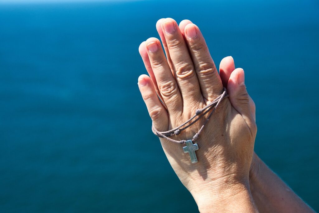 Oração do Pai Nosso — mãos postas em oração com fé e devoção católica — Mensagem do Papa