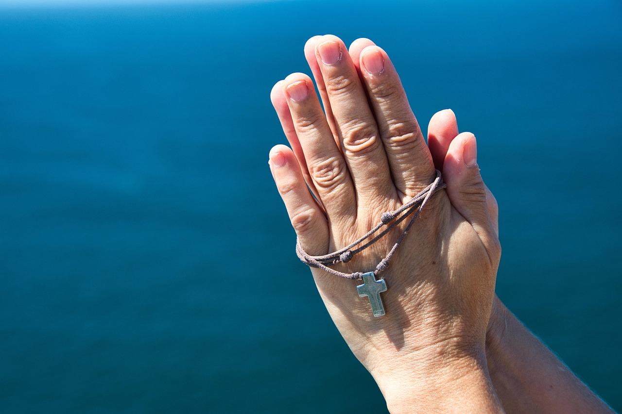 Oração do Pai Nosso — mãos postas em oração com fé e devoção católica — Mensagem do Papa