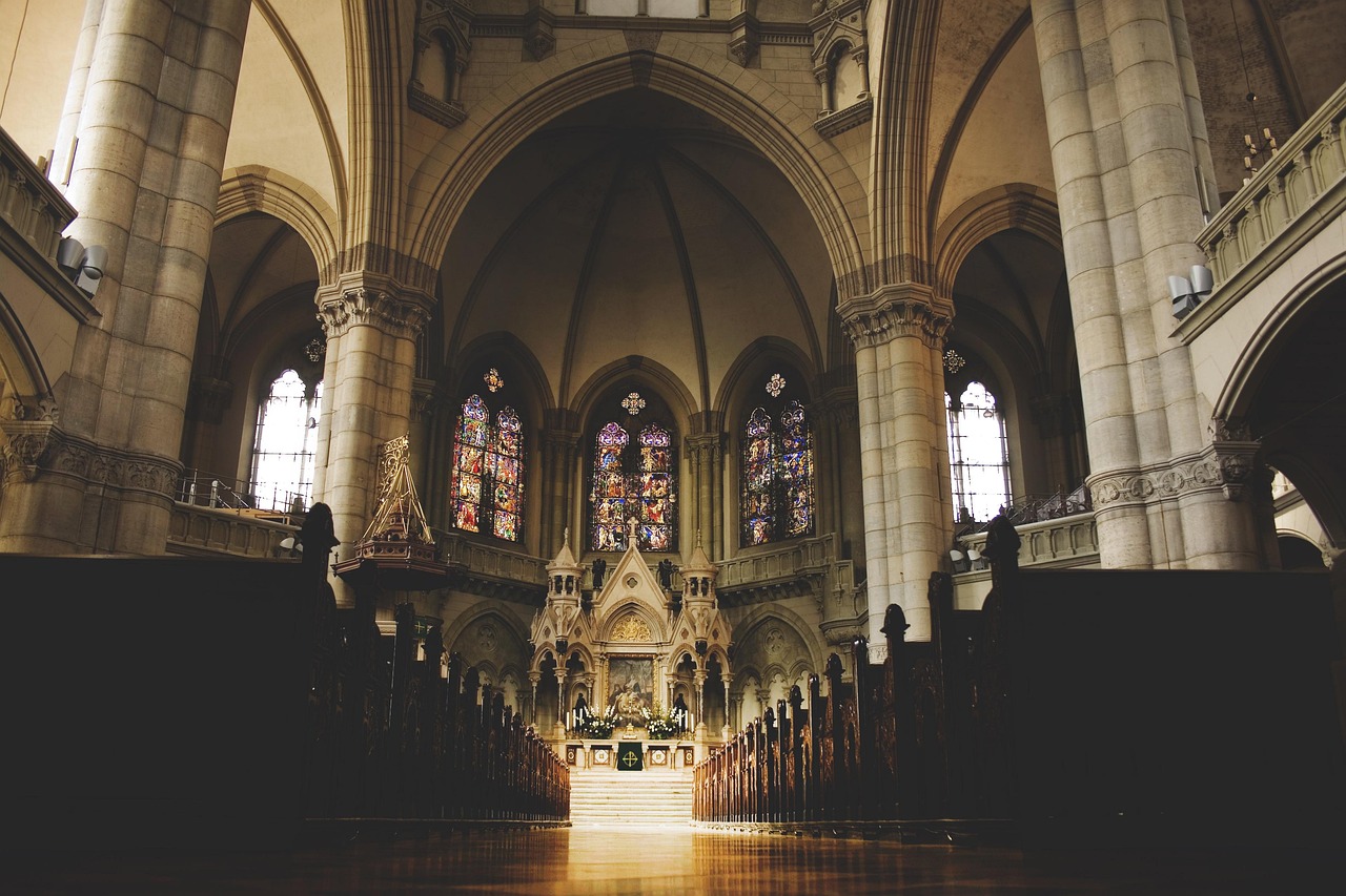 Interior de catedral católica com altar iluminado — ambiente de oração e adoração — Mensagem do Papa