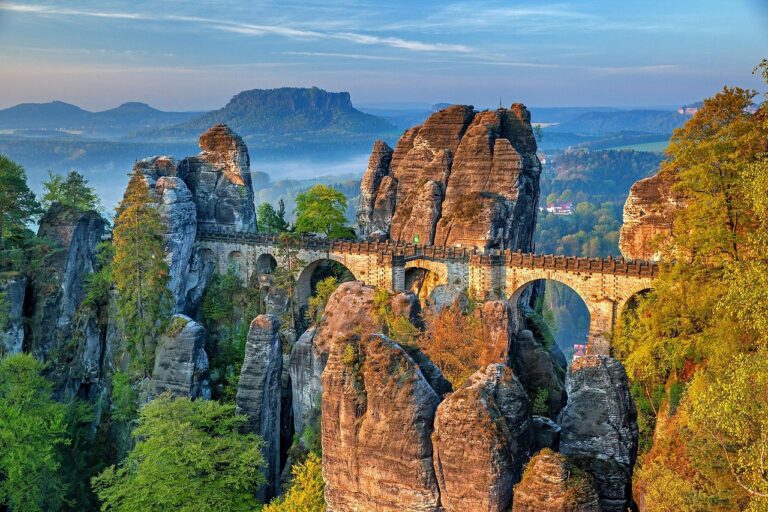 Salmo 121 — ponte sobre formação rochosa nas montanhas — levanto os meus olhos para os montes de onde me vem o socorro — Mensagem do Papa