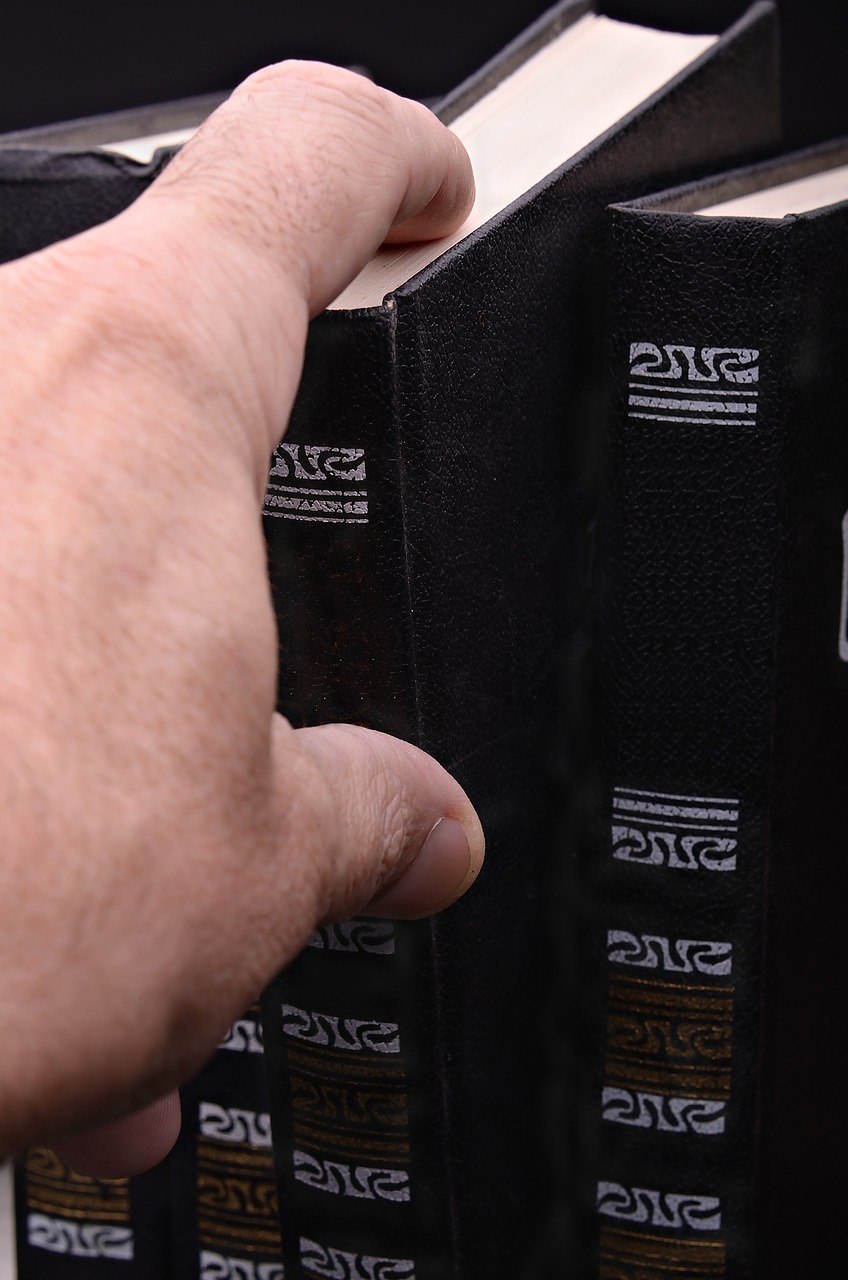 Salmo 25 — Texto Completo, Significado e Oração 