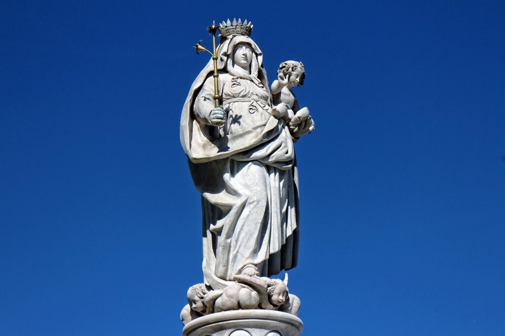 Salve Rainha — estátua de Nossa Senhora com braços abertos acolhendo seus filhos — oração mariana católica — Mensagem do Papa