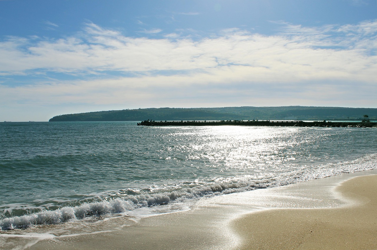 Mar com horizonte e praia ao entardecer — vale de lágrimas degredados filhos de Eva — Salve Rainha — Mensagem do Papa