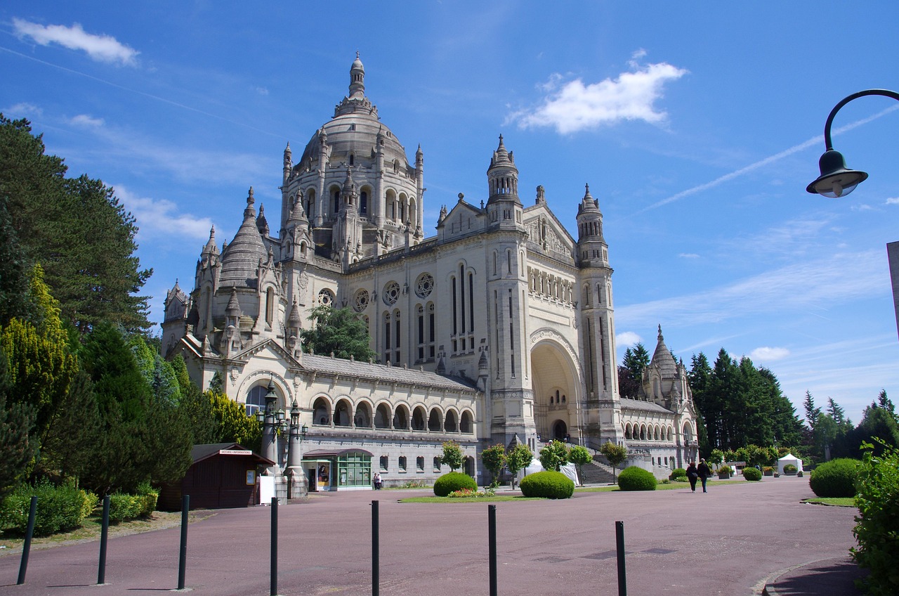 Basílica de Santa Teresinha em Lisieux França — Doutora da Igreja — Mensagem do Papa