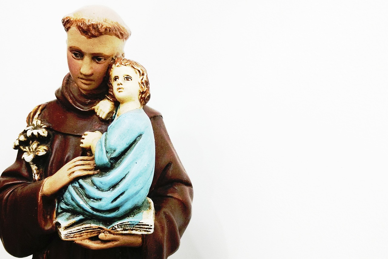Estátua de Santo Antônio com o Menino Jesus — santo dos milagres e dos namorados — Mensagem do Papa