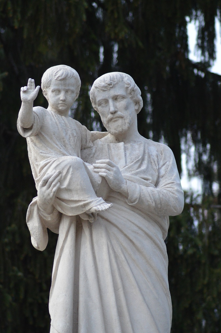 São José com Jesus criança — estátua do pai adotivo de Jesus — padroeiro dos trabalhadores — Mensagem do Papa