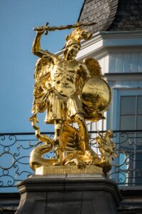 São Miguel Arcanjo — estátua dourada do arcanjo guerreiro com espada levantada — defensor dos fiéis — Mensagem do Papa