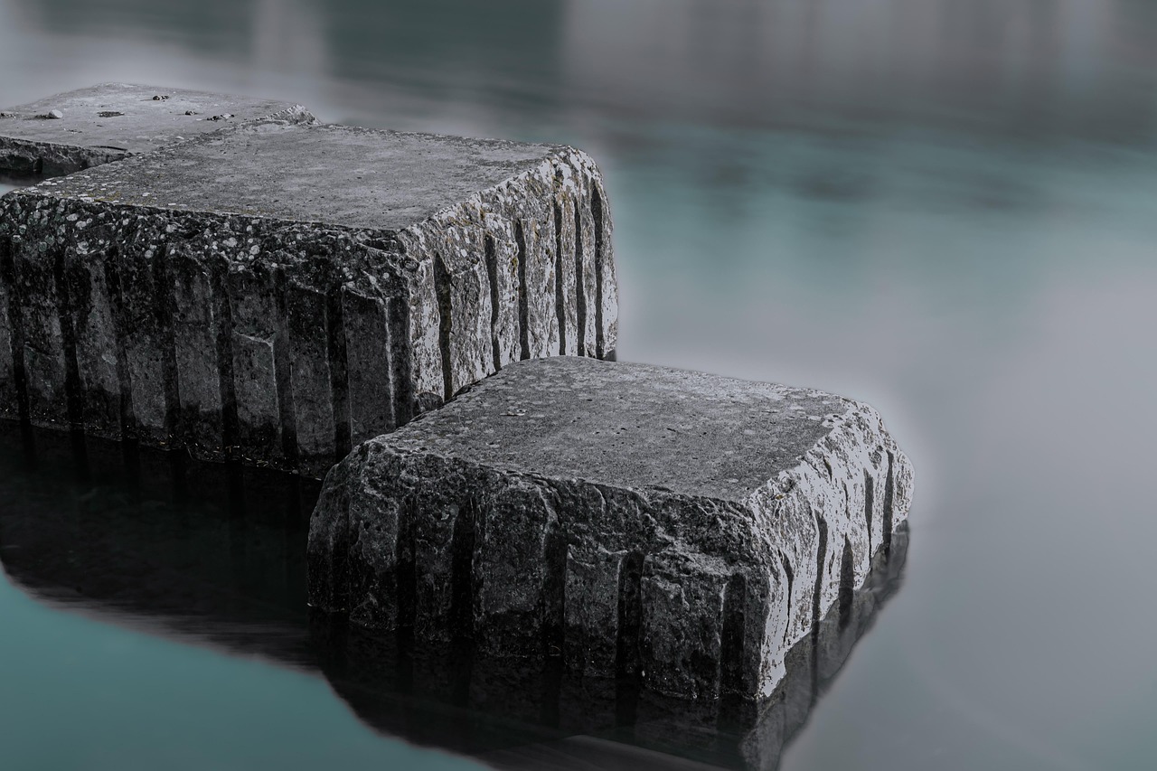 Pedras equilibradas no rio ao nascer do sol — calma e força interior — seja forte e corajoso — Mensagem do Papa