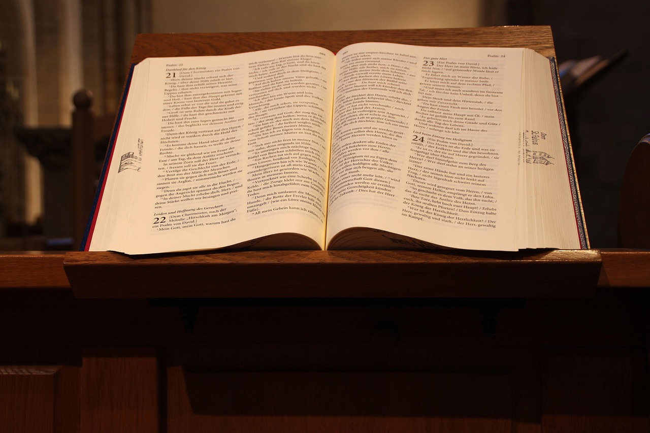 Bíblia aberta mostrando Antigo e Novo Testamento
