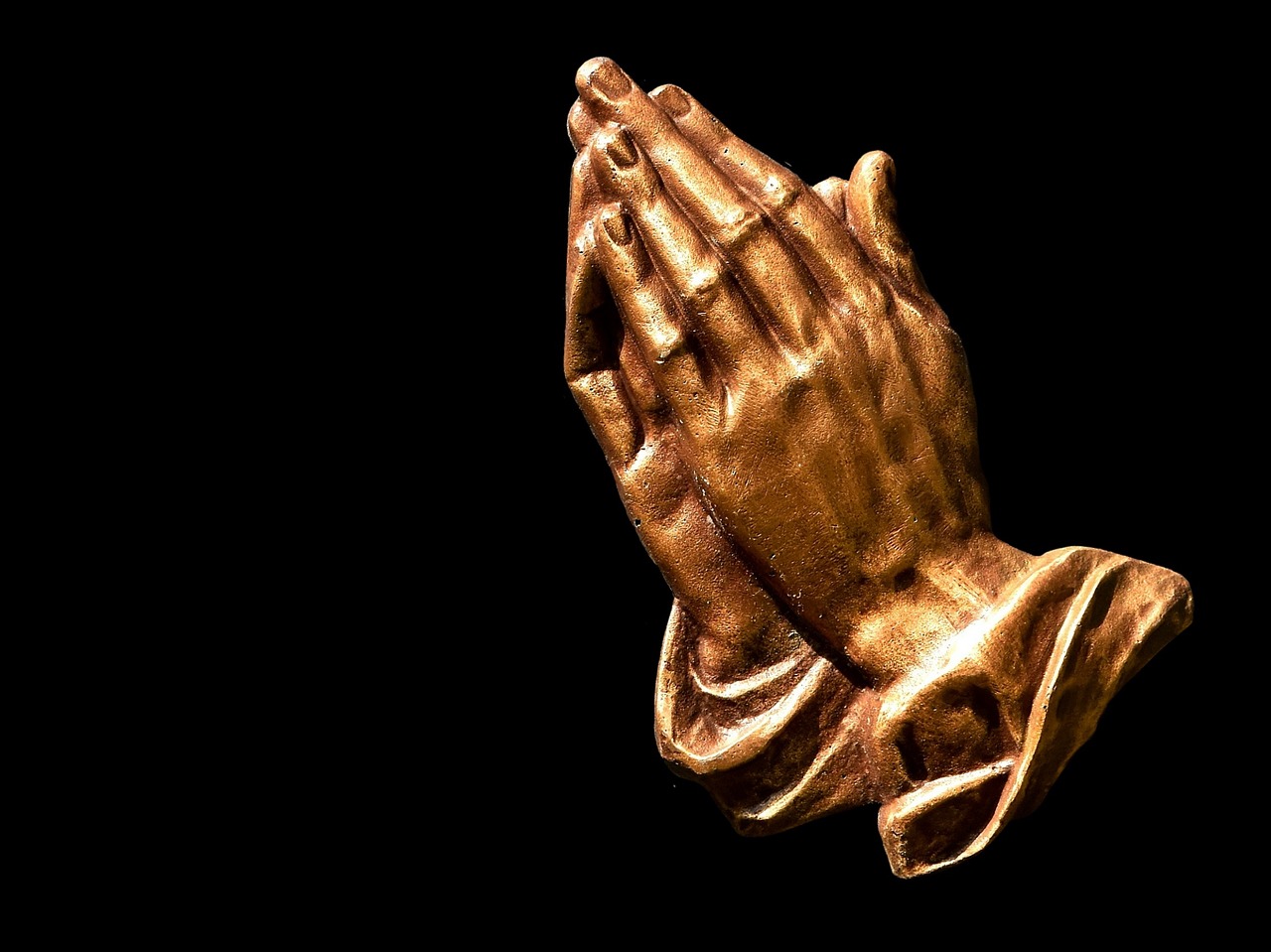 Mãos em oração, gesto de fé e súplica