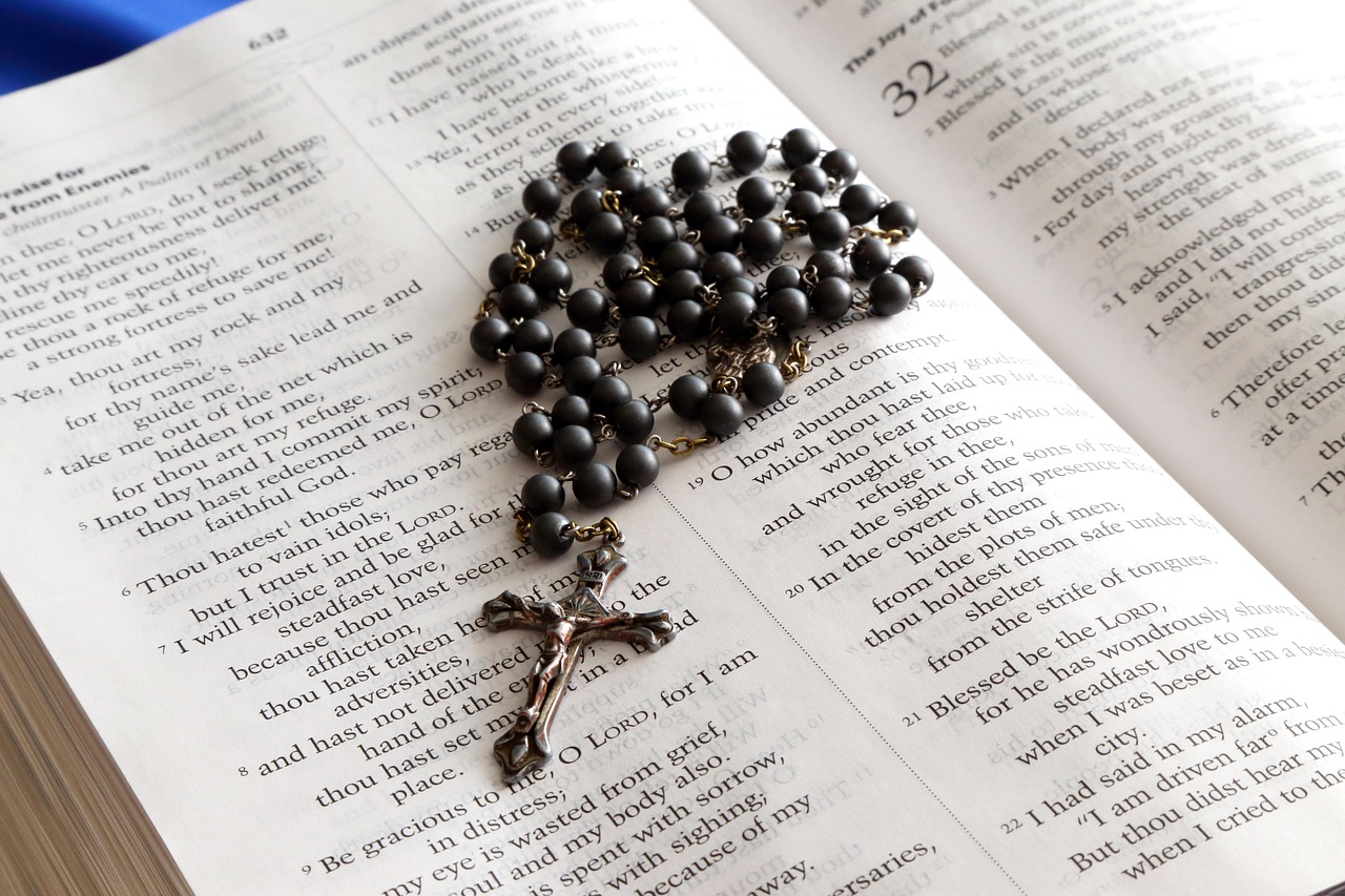 Terço sobre a Bíblia, símbolo da devoção católica
