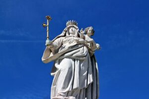 Estátua de Nossa Senhora com o Menino Jesus, devoção católica de consagração a Maria