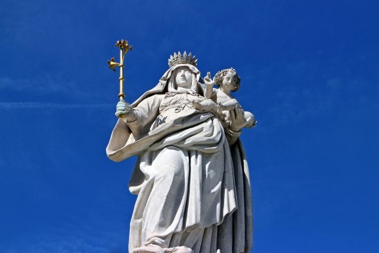 Estátua de Nossa Senhora com o Menino Jesus, devoção católica de consagração a Maria