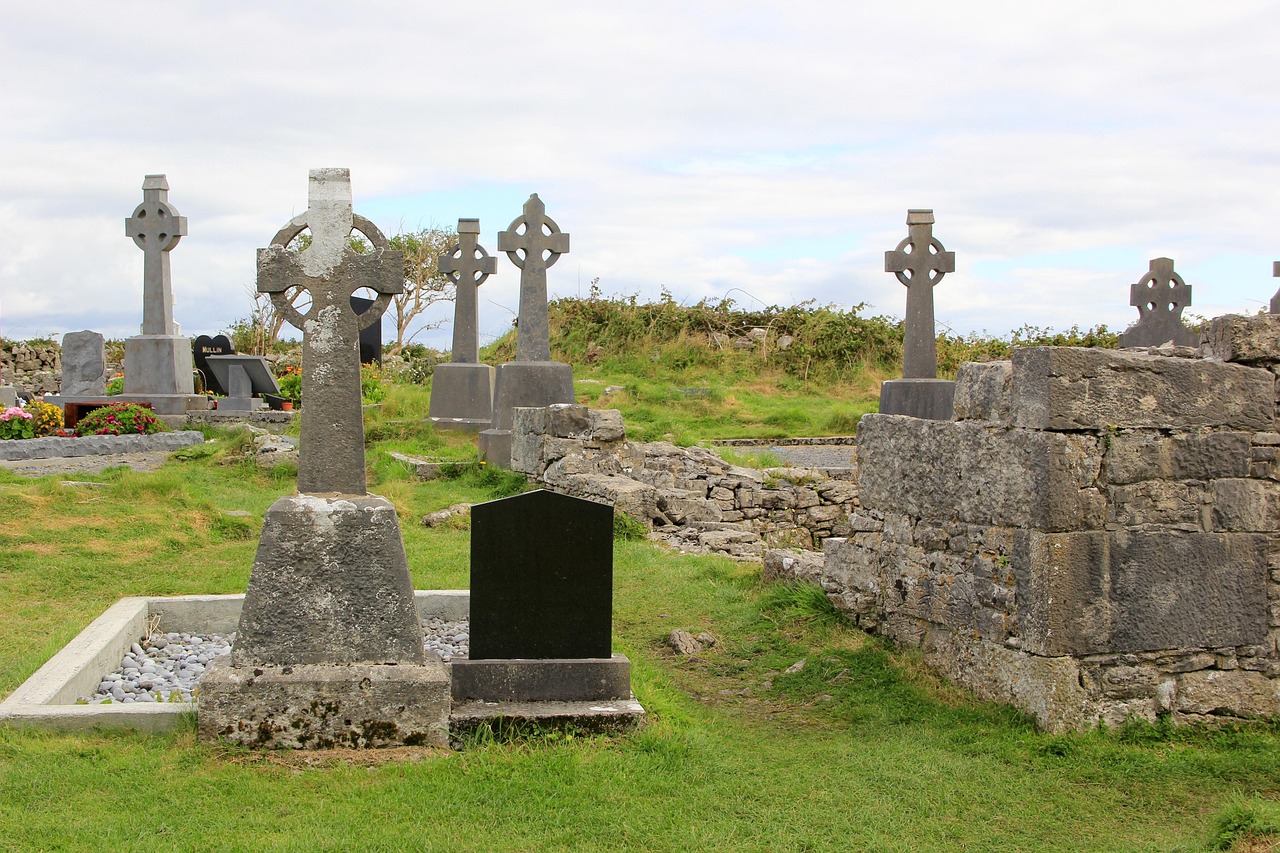 Cruz celta em cemitério irlandês, símbolo da evangelização de São Patrício