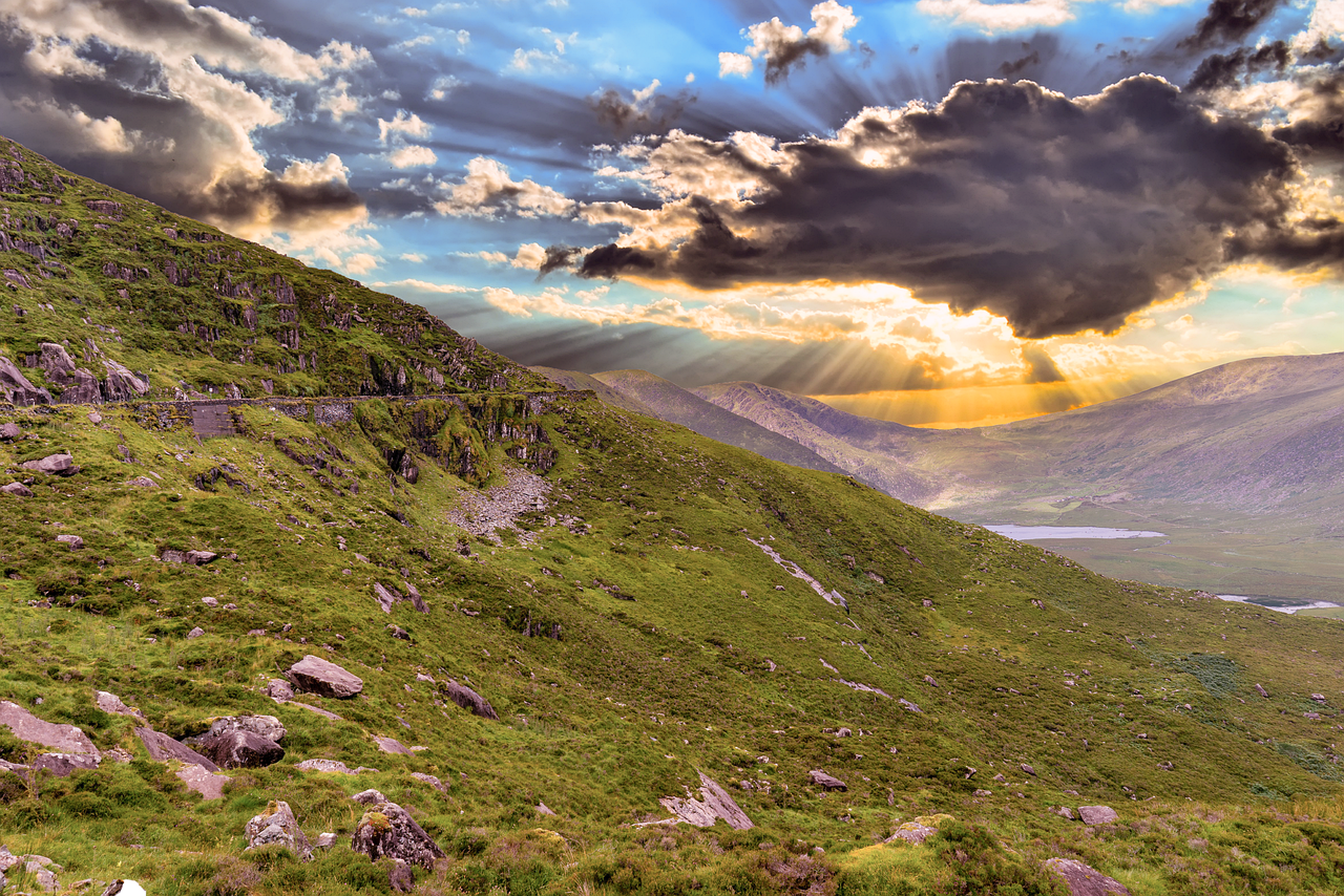 Nascer do sol na Irlanda, referência ao início da oração "levanto-me neste dia que amanhece"