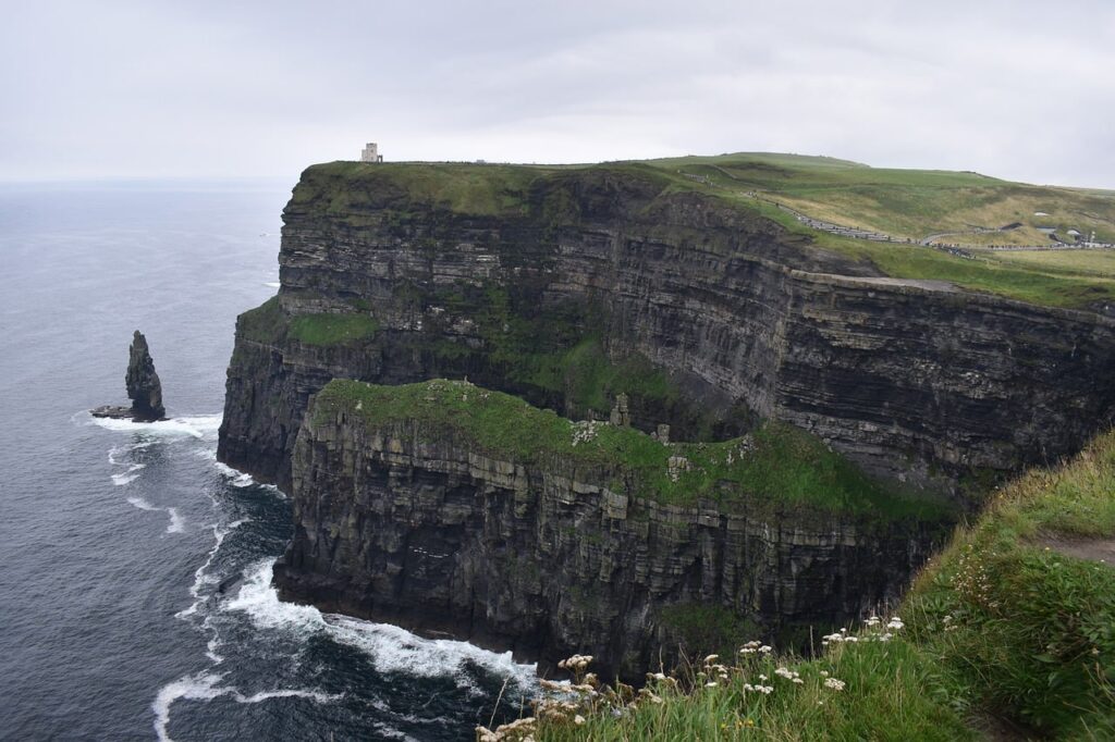 Paisagem verde da Irlanda, terra natal da devoção a São Patrício