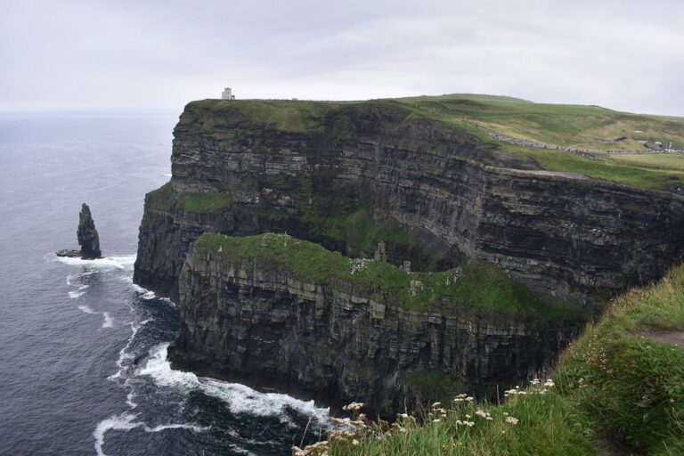 Paisagem verde da Irlanda, terra natal da devoção a São Patrício