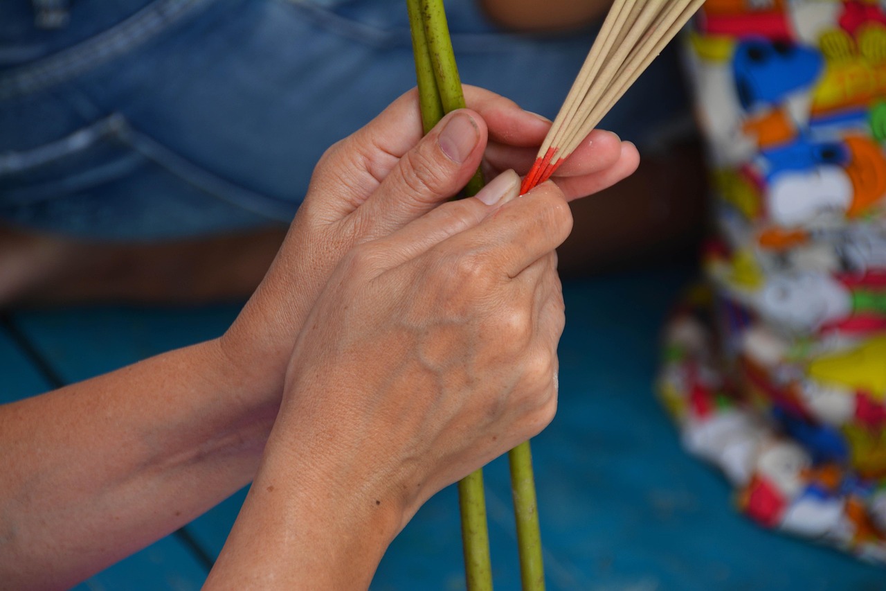 Mãos unidas em oração, símbolo de esperança e confiança