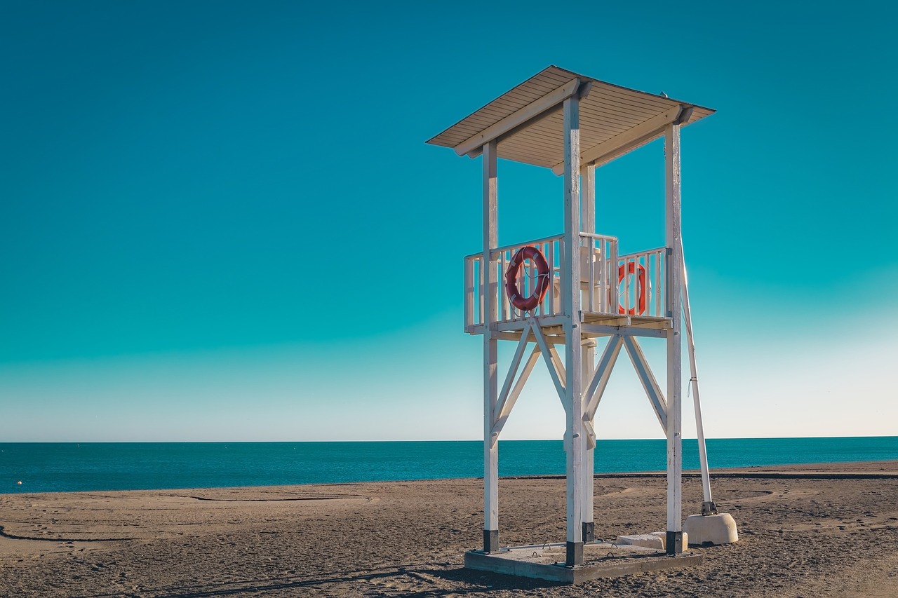 Torre de vigia à beira-mar, símbolo da paz que guarda o coração