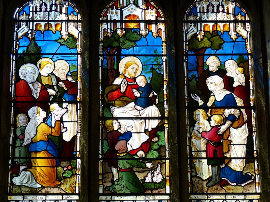 Vitral de igreja mostrando Jesus abençoando crianças