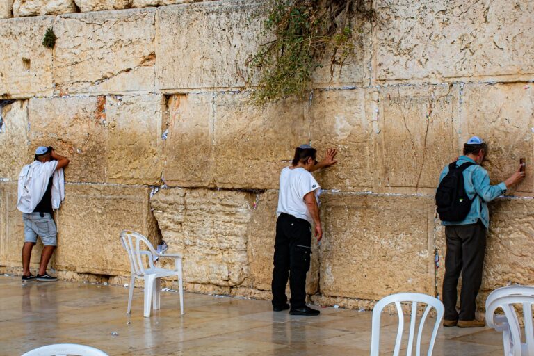 Muro das Lamentações em Jerusalém, local sagrado de oração judaica
