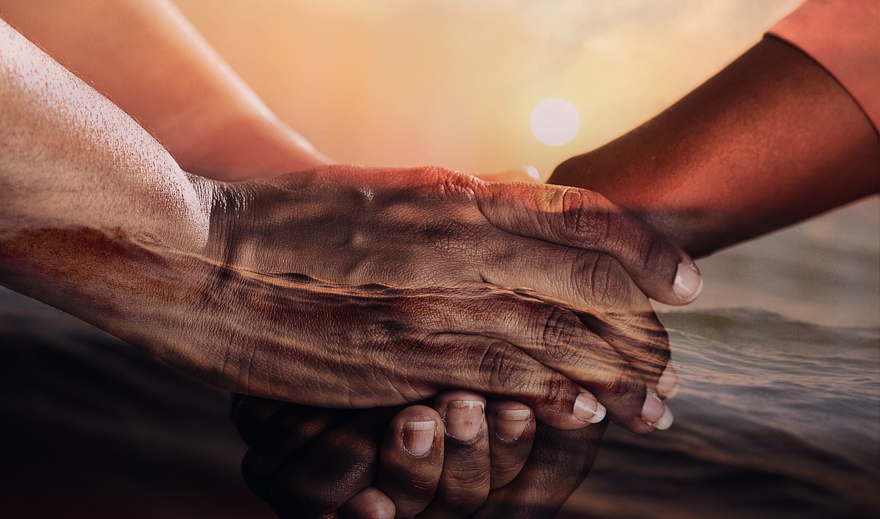 Mãos unidas em comunidade, símbolo de serviço humilde e ajuda mútua