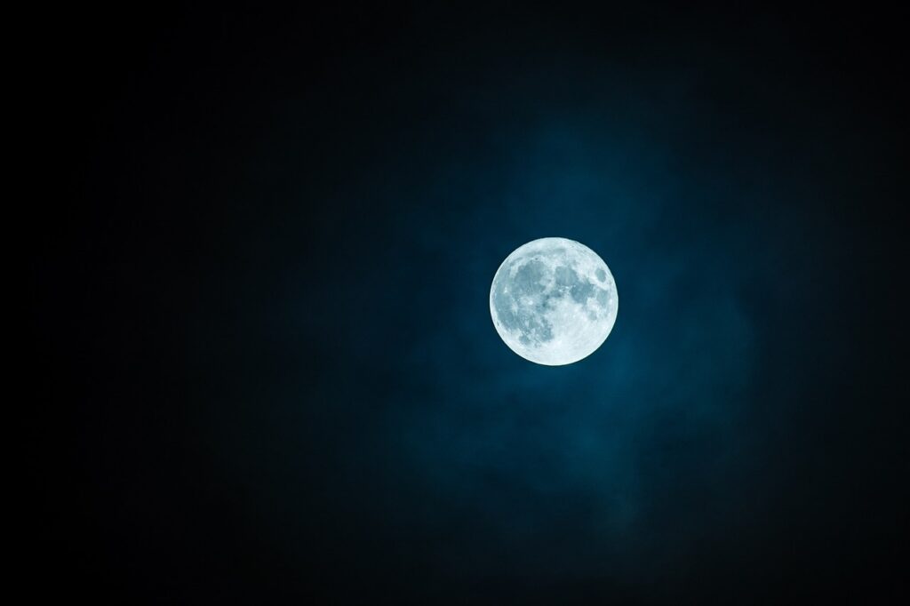 Lua cheia no céu noturno, símbolo da noite do Getsêmani