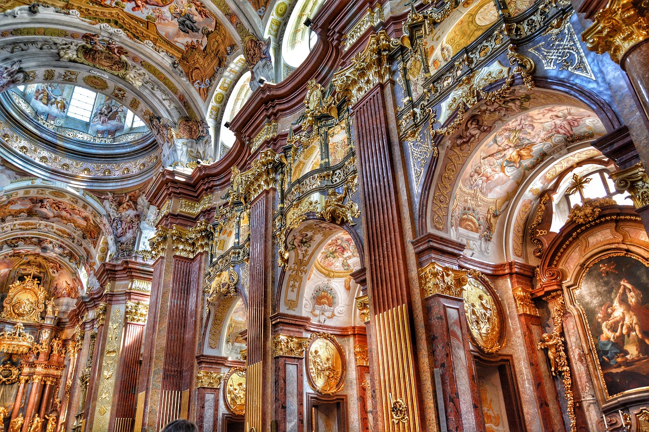 Interior de igreja barroca europeia, referência à igreja de Augsburgo
