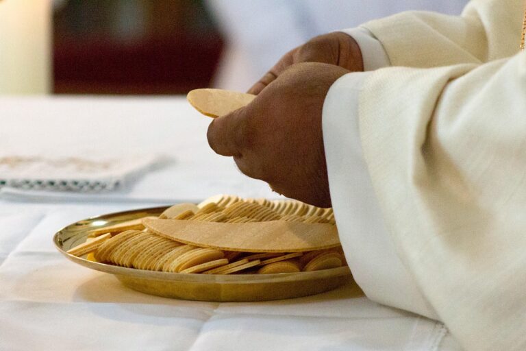 Celebração religiosa católica, padre e fé, referência ao Padre Alfredo Pampalon