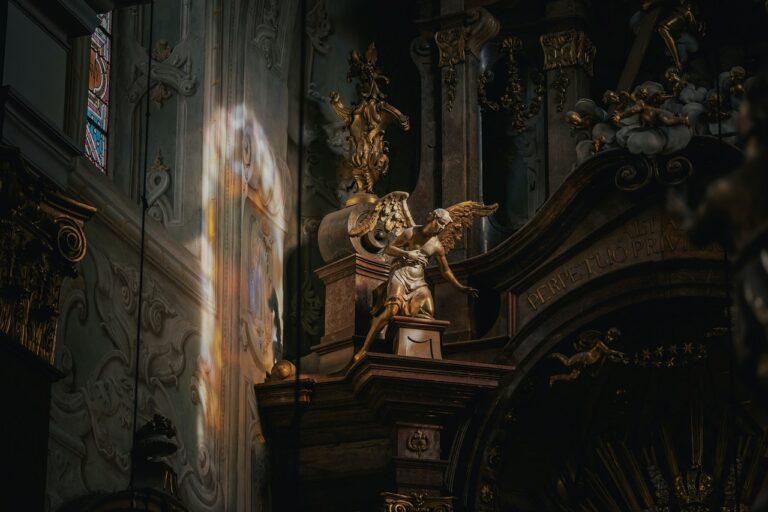 Estátua dourada de anjo em igreja, representando o Arcanjo Rafael