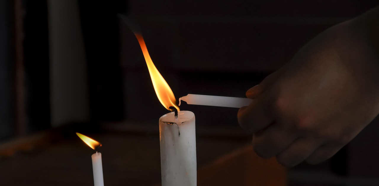 Velas acesas, símbolo do fogo do Espírito Santo em Pentecostes