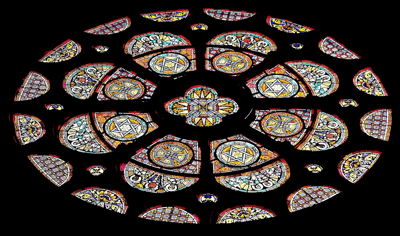 Vitral colorido de igreja, arte sacra representando a luz divina