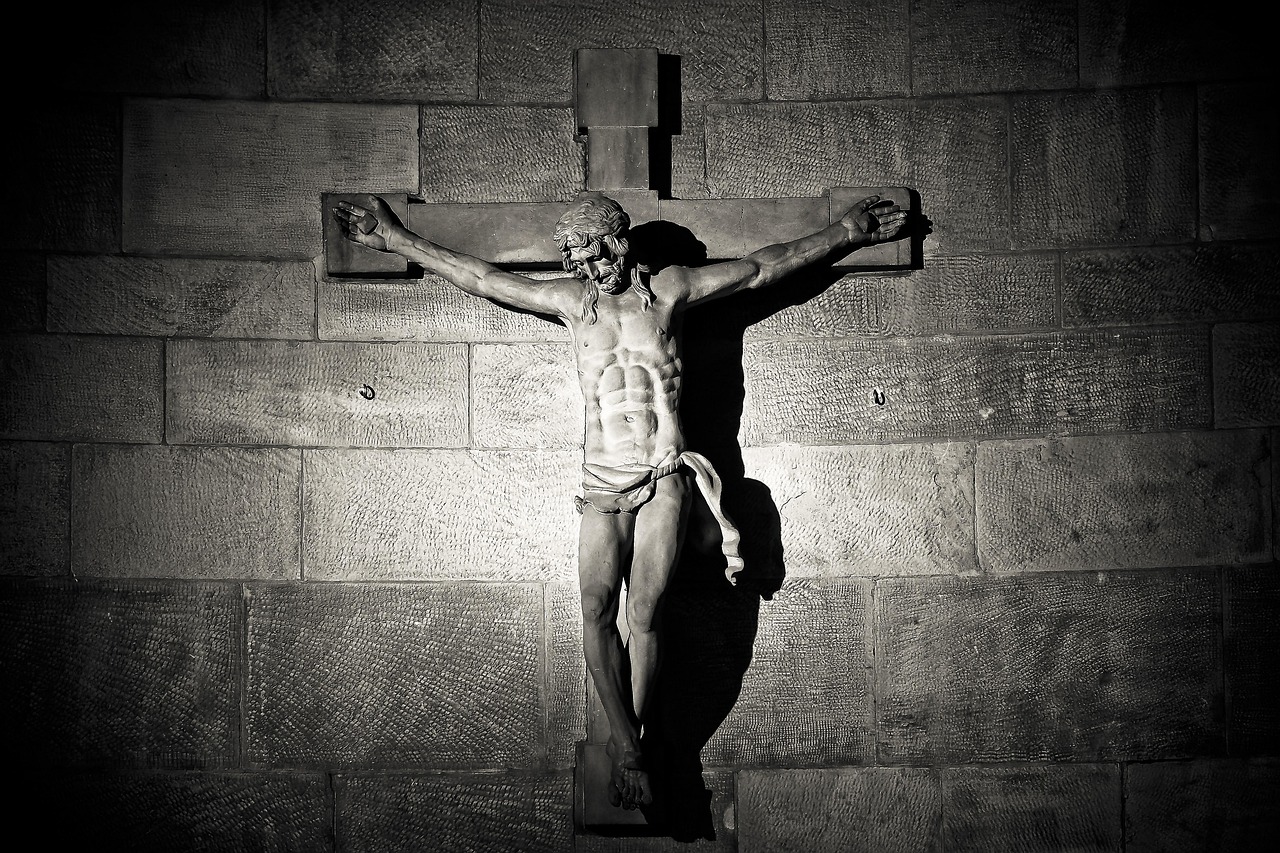 Crucifixo em estátua, devoção católica à Santa Cruz