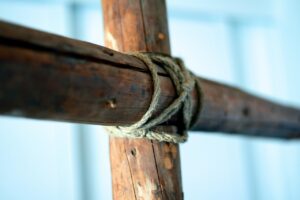 Cruz de madeira, símbolo central da fé cristã e da Paixão de Cristo