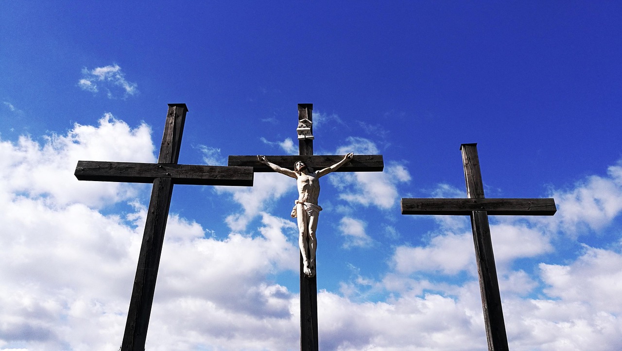 Cruz no calvário, símbolo da adoração da Santa Cruz na Sexta-feira Santa