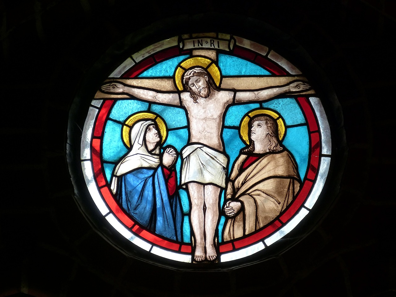Vitral de igreja com crucifixo, arte sacra católica