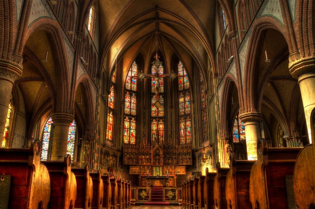 Interior de igreja católica com altar, ambiente de profissão de fé