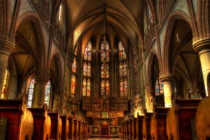 Interior de igreja católica com altar, ambiente de profissão de fé
