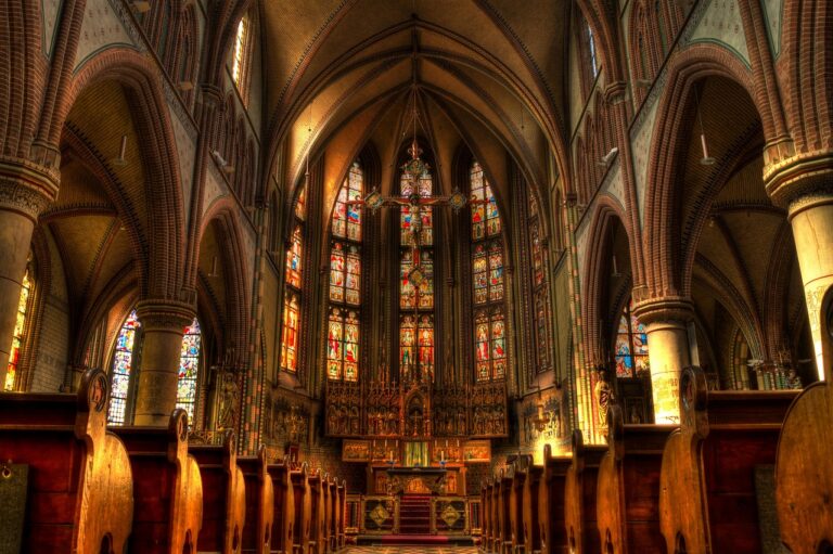 Interior de igreja católica com altar, ambiente de profissão de fé